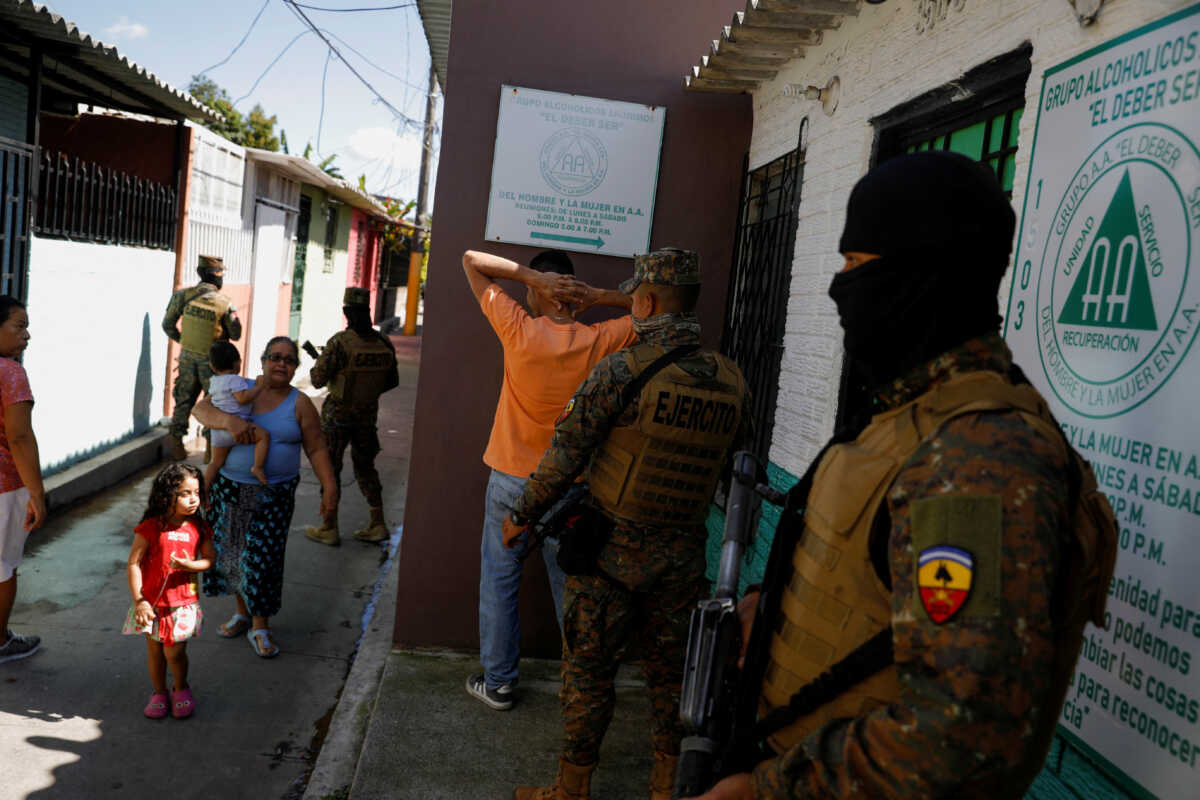Ελ Σαλβαδόρ: Στενή πολιορκία του στρατού και της αστυνομίας στην Σογιαπάνγκο