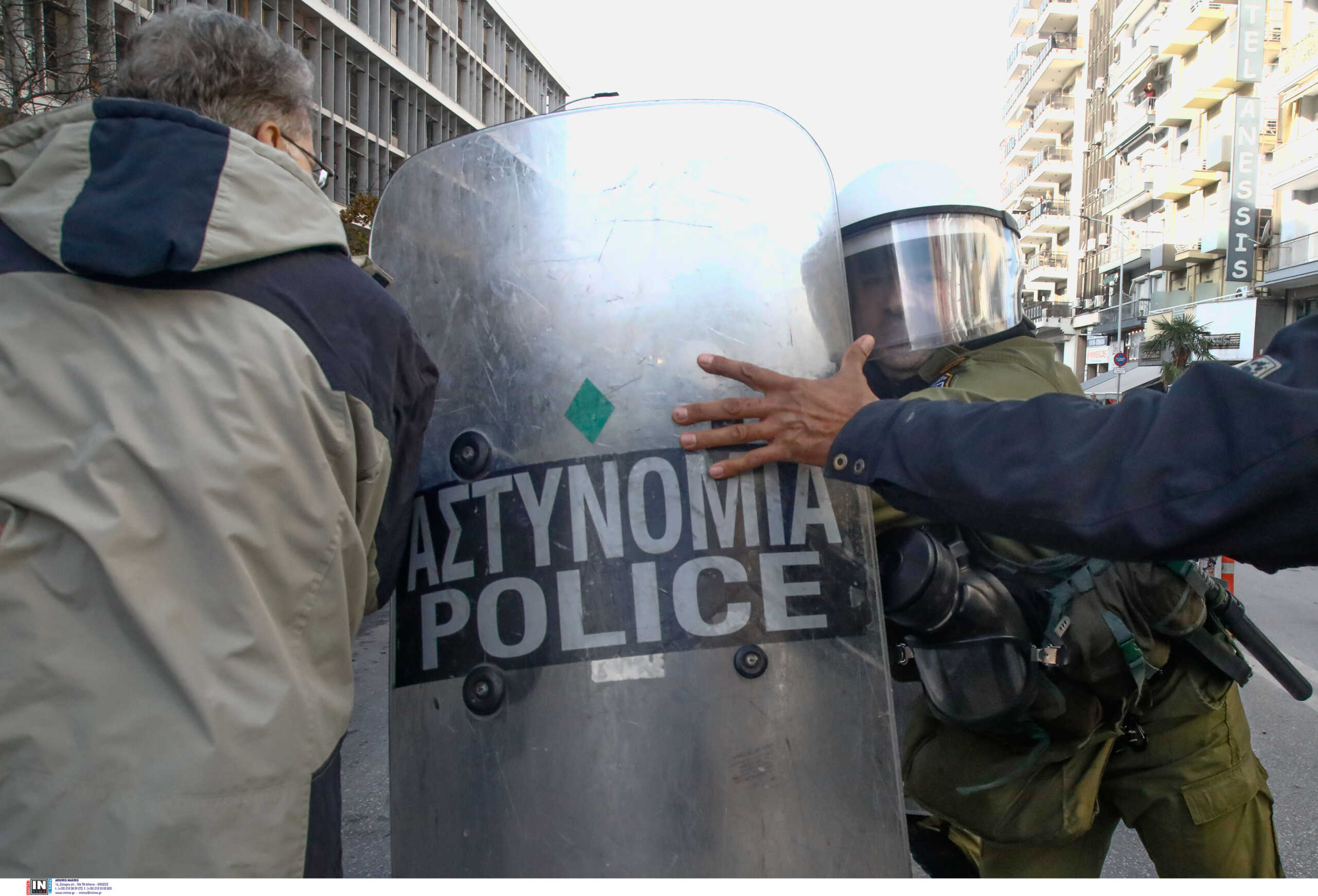 Θεσσαλονίκη: Πήρε προθεσμία ο αστυνομικός που πυροβόλησε στο κεφάλι τον 16χρονο – Τι υποστηρίζει