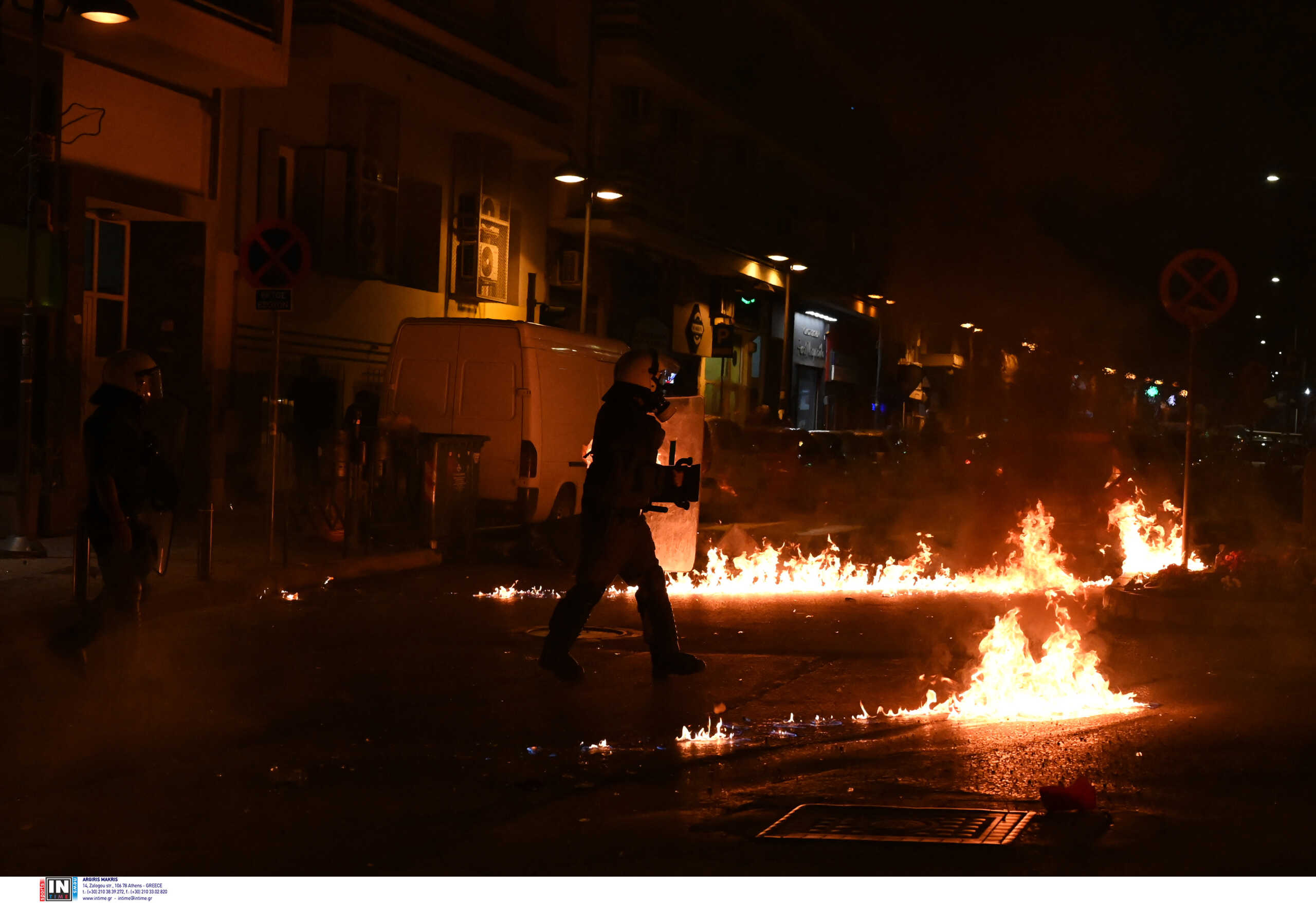 Θεσσαλονίκη: Επεισόδια έξω από το ΑΠΘ – Κάηκε αυτοκίνητο