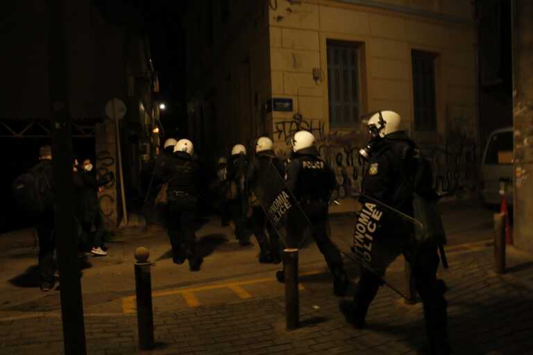 4 συλλήψεις στο κέντρο της Αθήνας για επίθεση σε αστυνομικούς και ζημιές σε καταστήματα