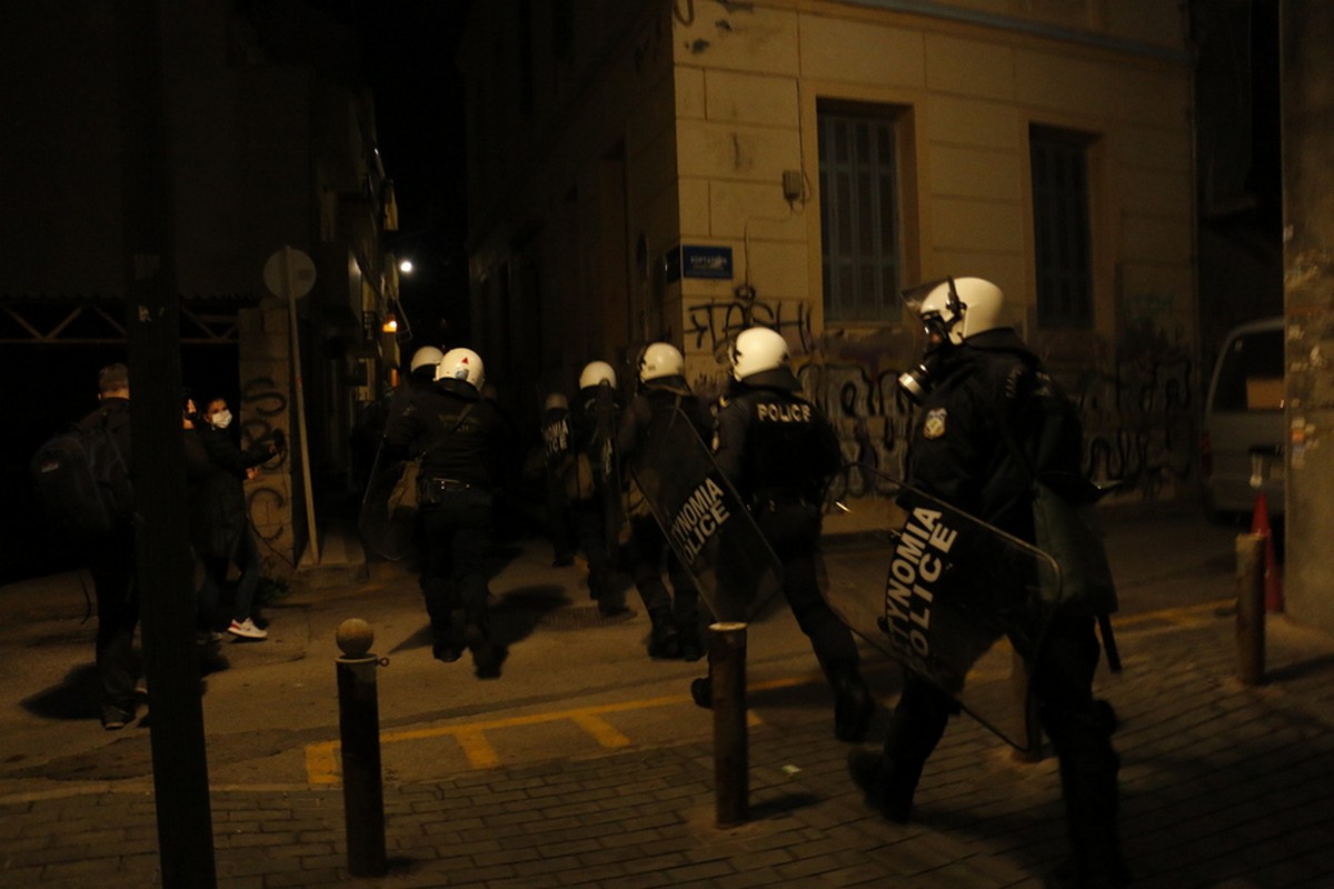 4 συλλήψεις στο κέντρο της Αθήνας για επίθεση σε αστυνομικούς και ζημιές σε καταστήματα