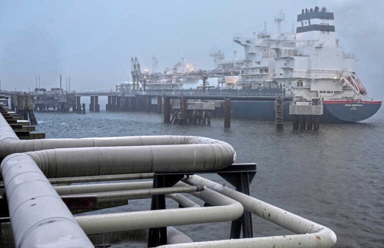 Καταγγελίες για Total και Shell για πωλήσεις φυσικού αερίου από την Ρωσία – Η απάντηση των εταιρειών