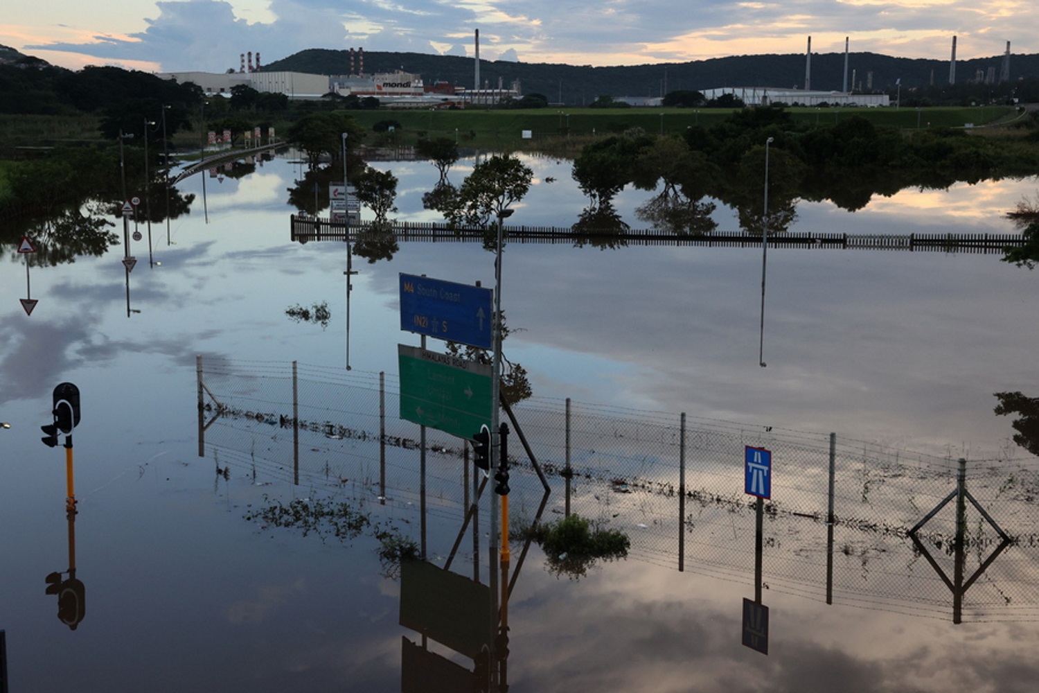 Γιοχάνεσμπουργκ: Αυξάνονται οι νεκροί από την πλημμύρα – Συνεχίζονται οι έρευνες για εντοπισμό αγνοούμενων