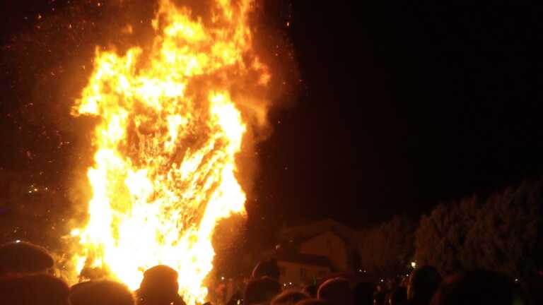 Χριστούγεννα στη Φλώρινα: «Ζωντανεύει» στις πλατείες το «άναμμα των φωτιών»