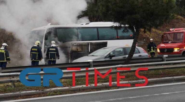 Θεσσαλονίκη: Φωτιά σε σχολικό λεωφορείο - Δεν κινδύνευσαν παιδιά - Δείτε τις πρώτες εικόνες στο σημείο