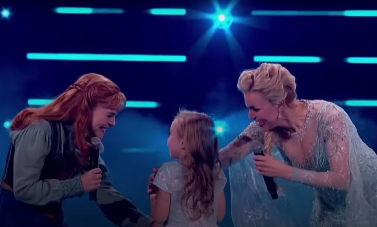 Οι πρωταγωνίστριες του «Frozen» έκαναν έκπληξη στην μικρή Αμέλια από την Ουκρανία
