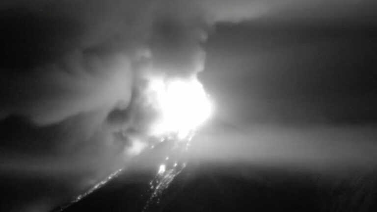 Έκρηξη στο ηφαίστειο Φουέγκο - Πίδακες λάβας πάνω από 500 μέτρα, σε επιφυλακή η Γουατεμάλα - LIVE εικόνα