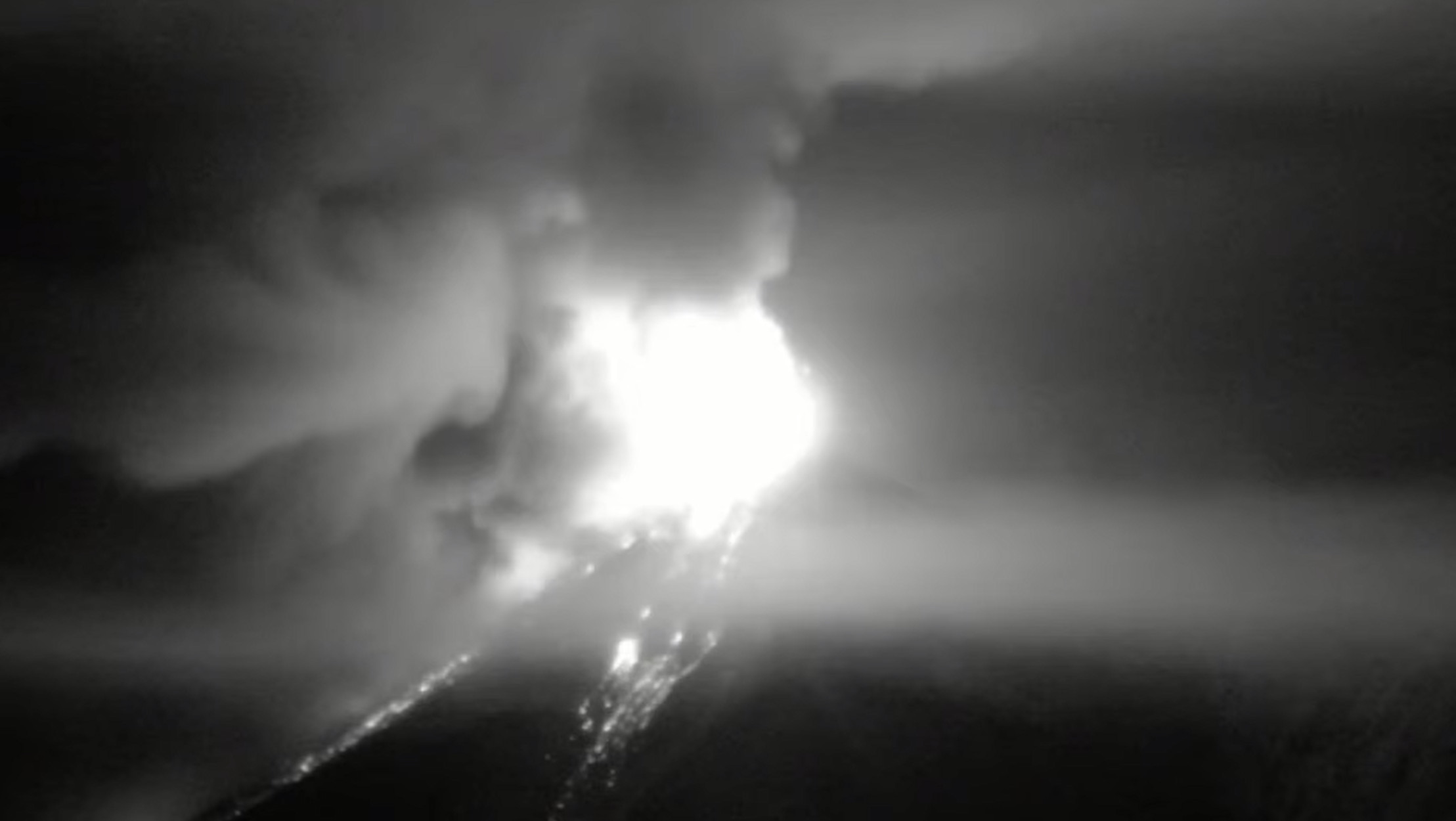 Έκρηξη στο ηφαίστειο Φουέγκο – Πίδακες λάβας πάνω από 500 μέτρα, σε επιφυλακή η Γουατεμάλα