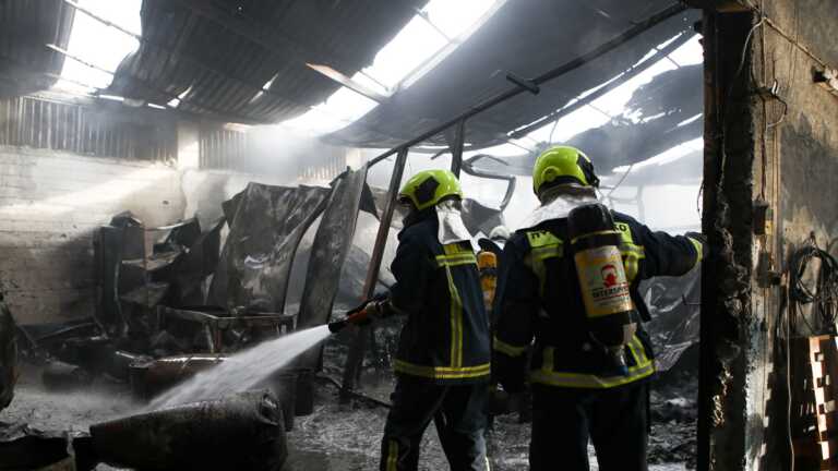 Φωτιά στο εργοστάσιο στον Ασπρόπυργο: Εμπρησμό βλέπουν οι Αρχές, είχε προηγηθεί πλιάτσικο