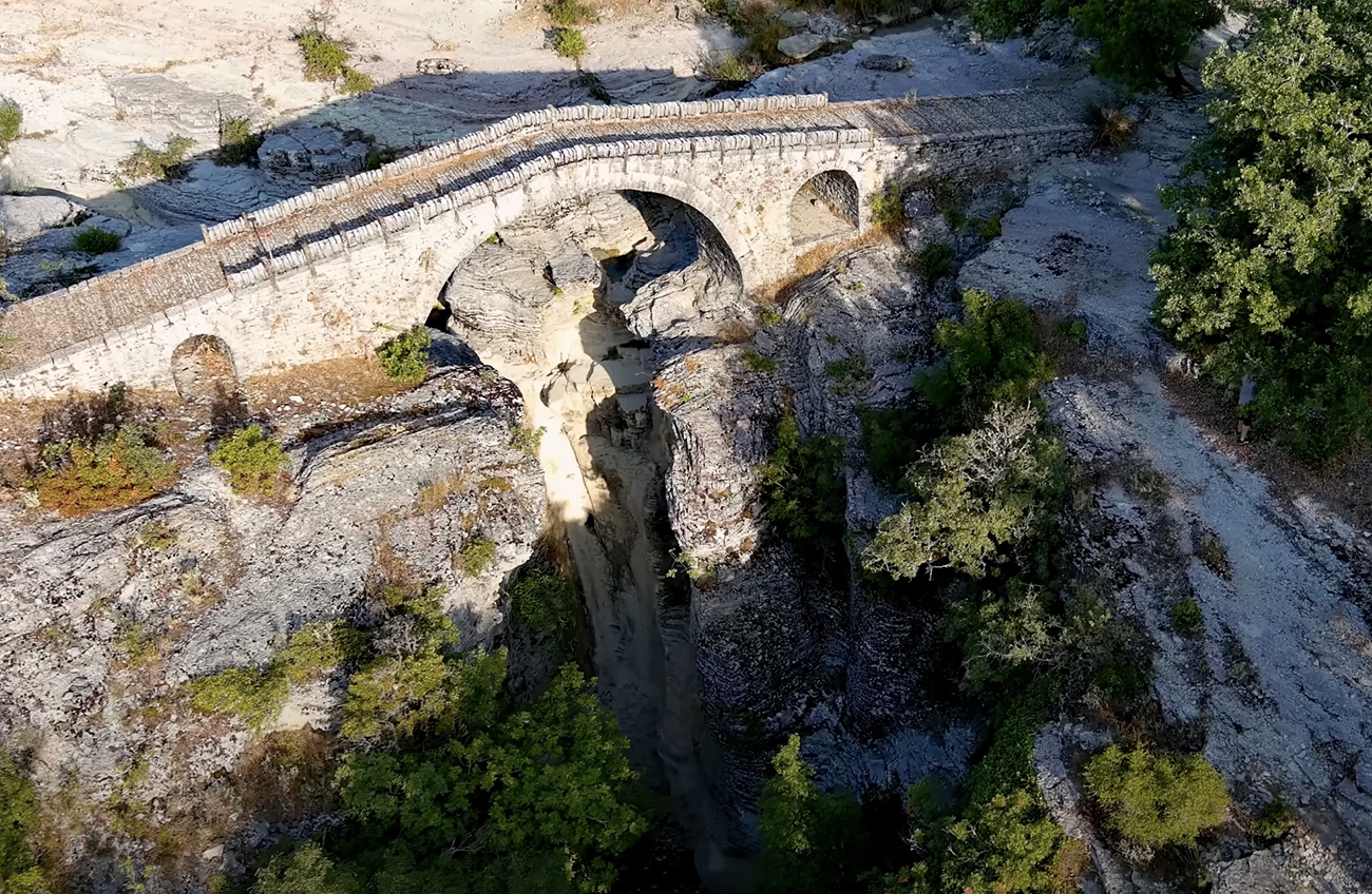 Το πιο όμορφο πέτρινο τοξωτό γεφύρι της Ελλάδας μόλις αποκαλύφθηκε