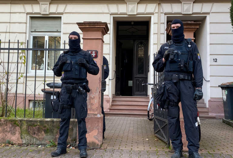 Γερμανία: Οι... ψεκασμένοι Πολίτες του Ράιχ και ο πραγματικός κίνδυνος από δεκάδες χιδιάδες «γραφικούς» με οπλοστάσιο