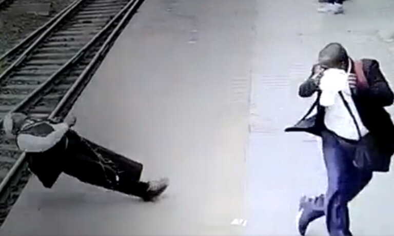 Ινδία: Άνδρας παθαίνει ηλεκτροπληξία από ηλεκτρικό καλώδιο και πέφτει στις γραμμές του μετρό