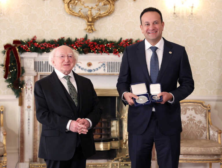 Νέος πρωθυπουργός της Ιρλανδίας ο Λίο Βαράντκαρ μετά τη συμφωνία για εναλλαγή της εξουσίας