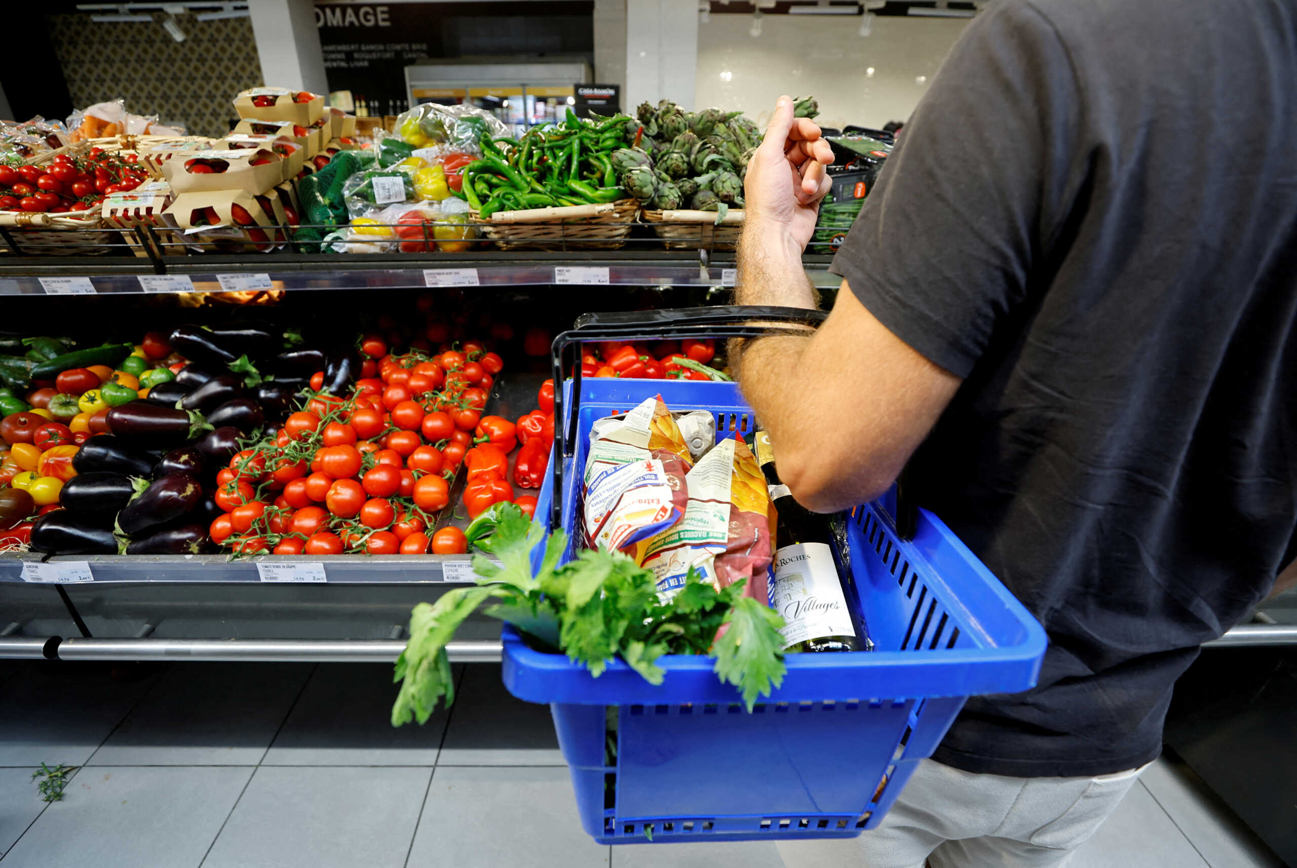 FILE PHOTO: A customer shops in a supermarket in Nice, France, August 18, 2022.  REUTERS