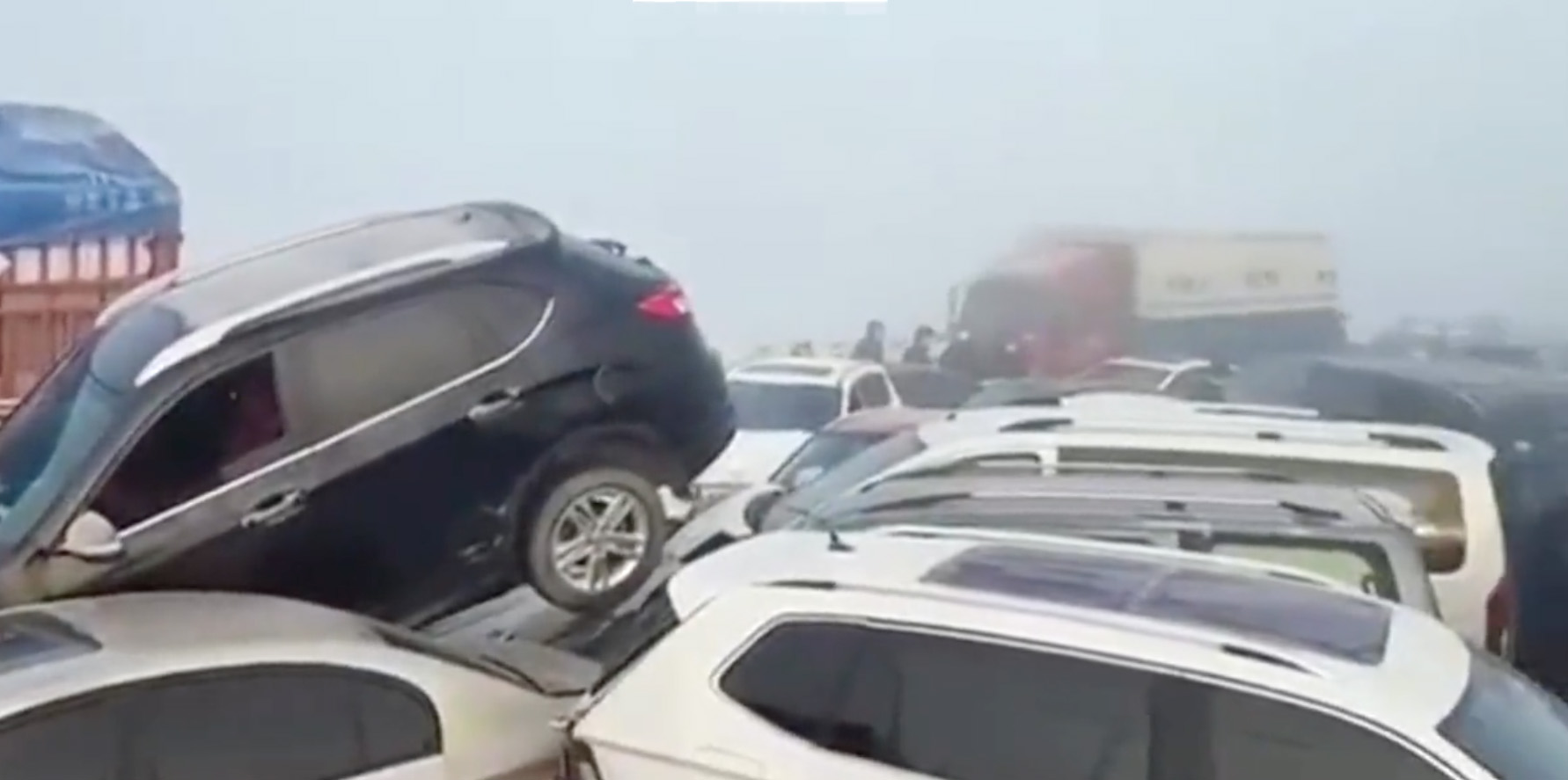 Καραμπόλα – μαμούθ στην Κίνα – Πάνω από 200 οχήματα το ένα πάνω στο άλλο