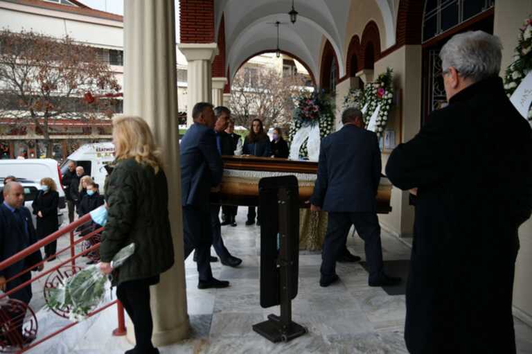 Ραγίζουν καρδιές στη Λάρισα στην κηδεία του 55χρονου που σκοτώθηκε στο φοβερό τροχαίο στο Βουκουρέστι