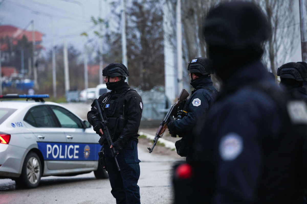 Κόσοβο: Πυροβολισμοί στην Μιτρόβιτσα – Στα σύνορα ο αρχηγός των Ενόπλων Δυνάμεων της Σερβίας