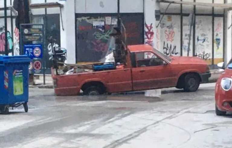 Τρίκαλα: Γίνεται viral η λακκούβα που «κατάπιε» αγροτικό αυτοκίνητο - Η στιγμή που άνοιξε ο δρόμος