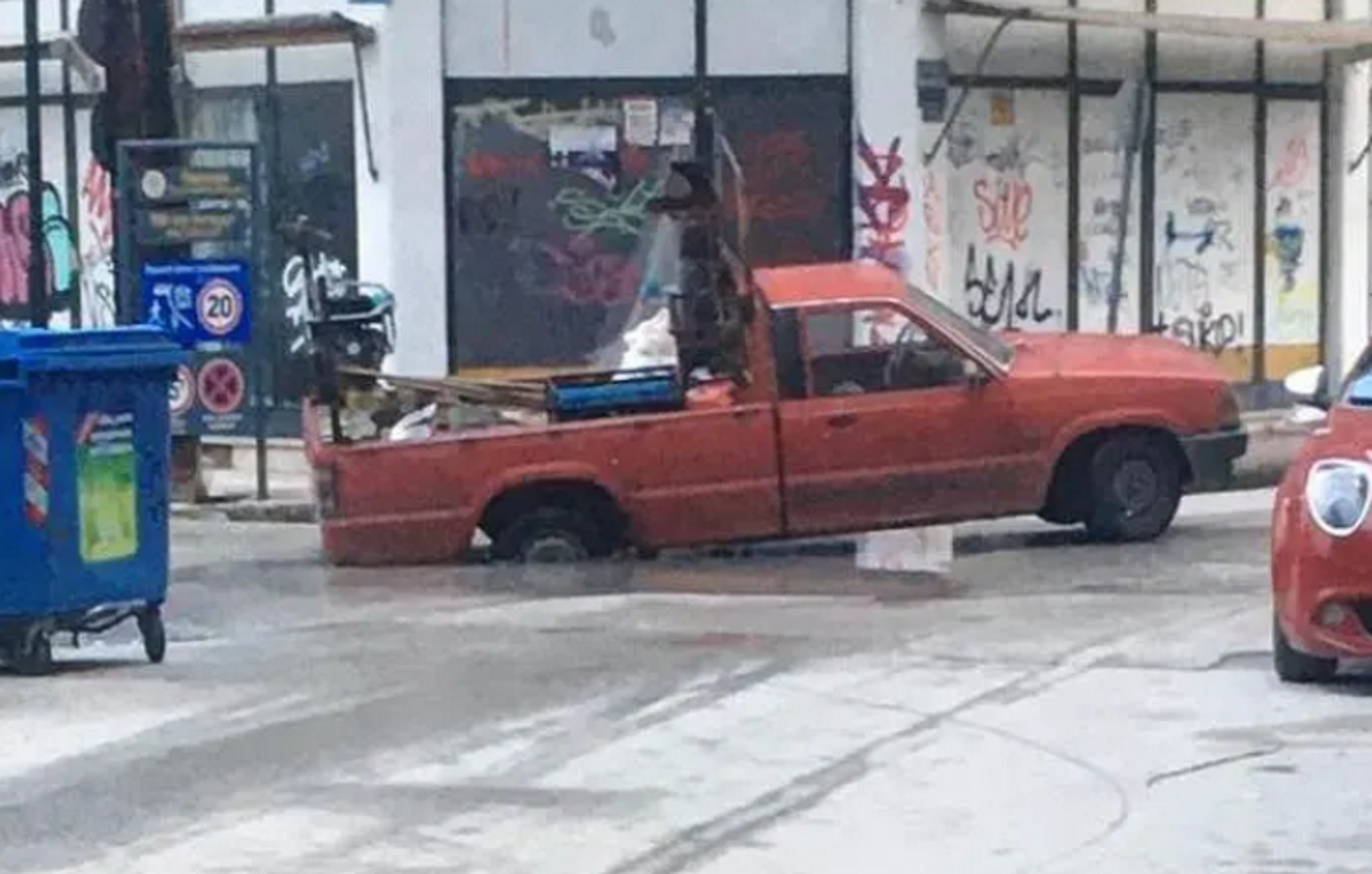 Τρίκαλα: Γίνεται viral η λακκούβα που «κατάπιε» αγροτικό αυτοκίνητο