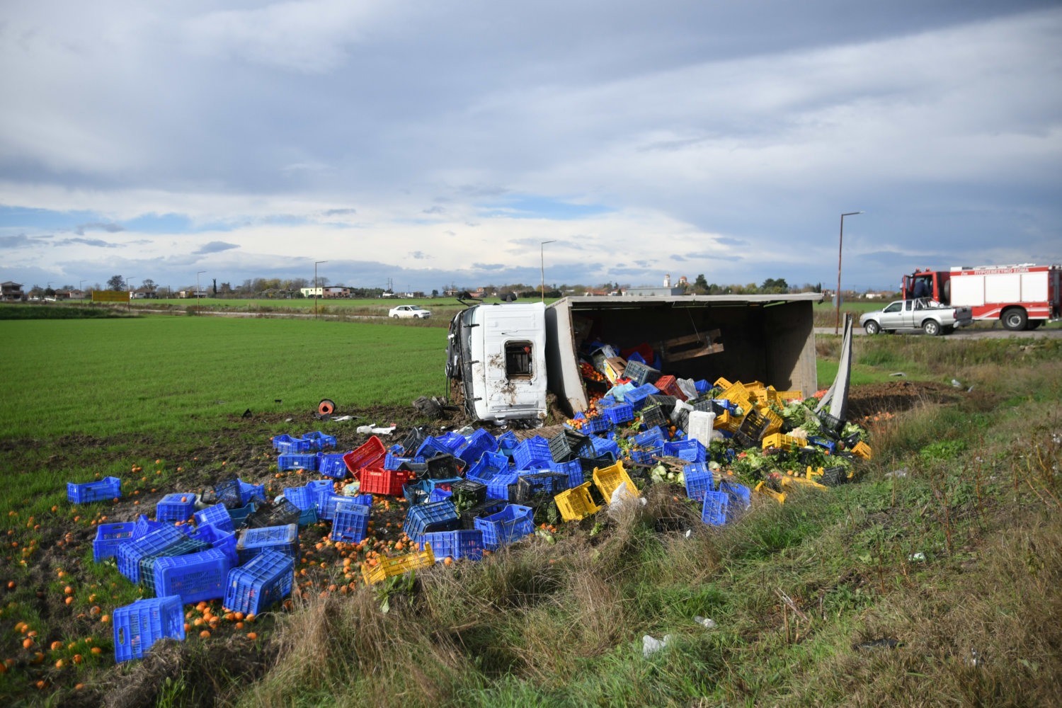 Λάρισα: Τροχαίο με ένα νεκρό στην Μελία – Φορτηγό με φρούτα έπεσε σε χωράφι και ντελαπάρισε