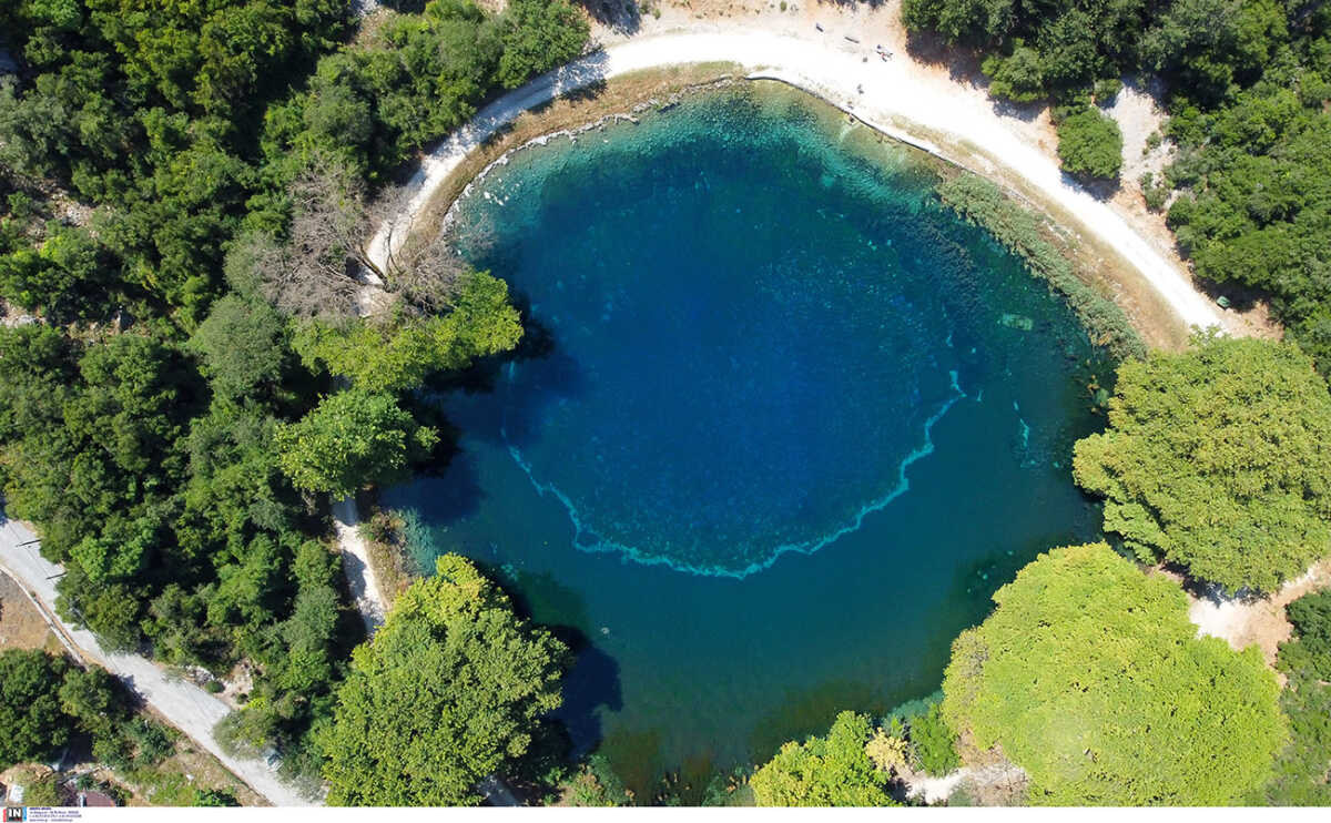 Πηγές Λούρου Ιωαννίνων: Η γαλάζια λίμνη της Ηπείρου, βγαλμένη από παραμύθι