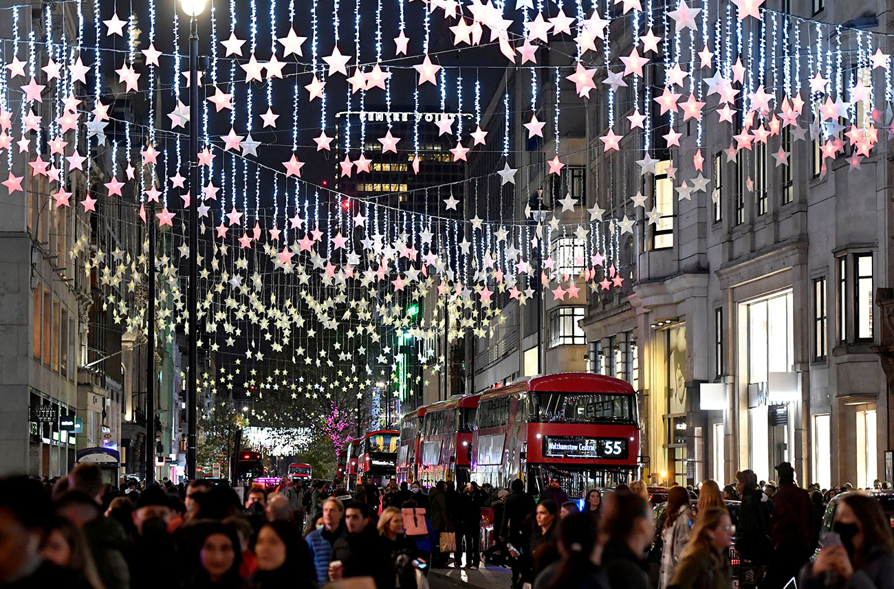 FILE PHOTO: Bus passengers and shoppers view a Christmas light display along Oxford Street, London, Britain, November 20, 2021. REUTERS