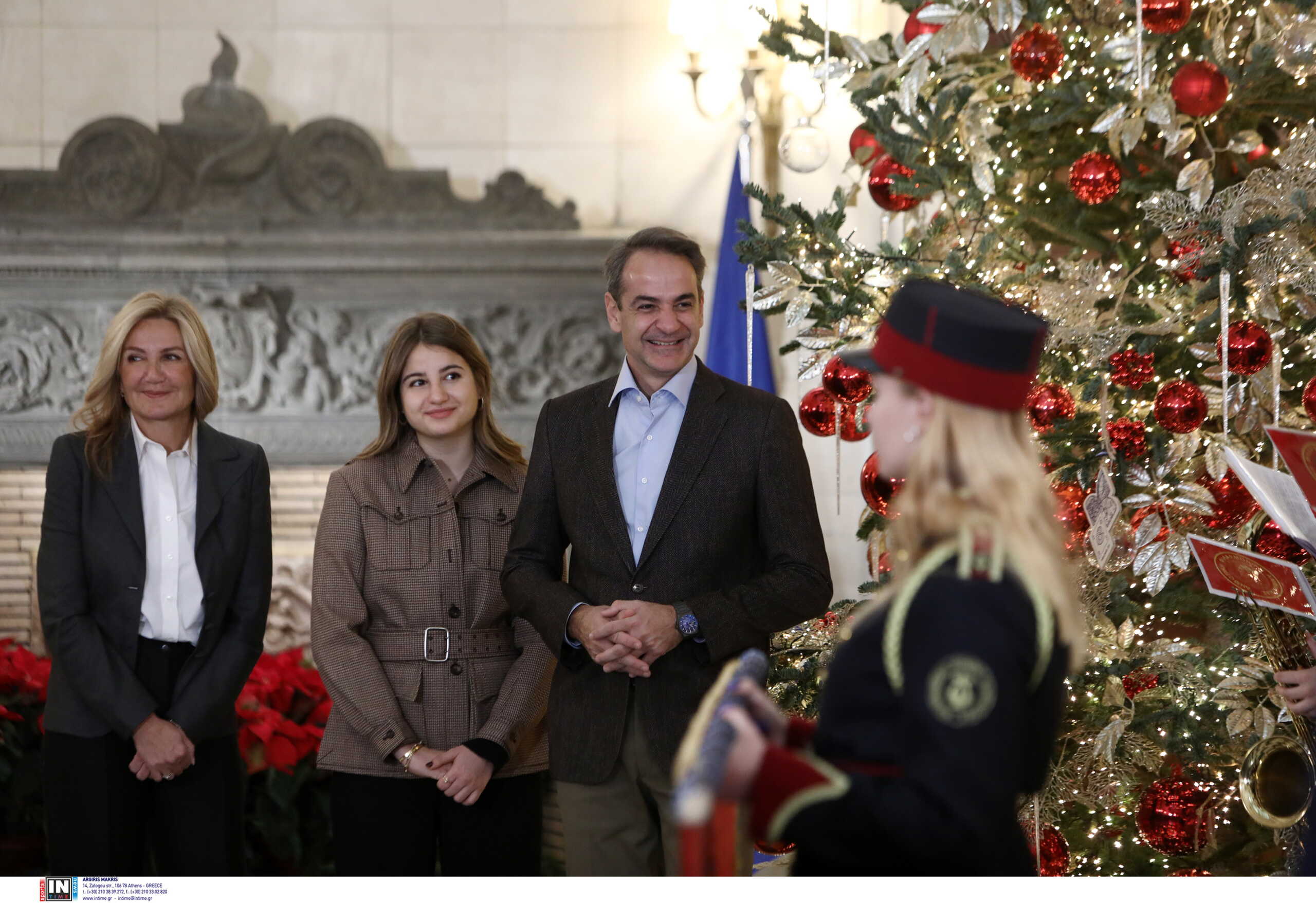 Ο Κυριάκος Μητσοτάκης άκουσε τα Χριστουγεννιάτικα κάλαντα με την οικογένειά του