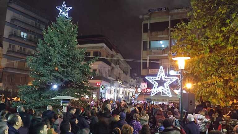 «Πλημμύρισε» η κεντρική πλατεία της Νάουσας στην φωταγώγηση του χριστουγεννιάτικου δέντρου