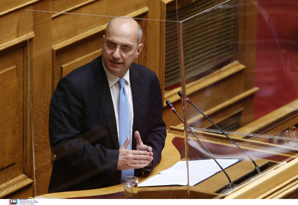 Οικονόμου για παρακολουθήσεις: Η κυβέρνηση δεν θα επιτρέψει να μείνει η παραμικρή σκιά – Αντιδράσεις από την αντιπολίτευση