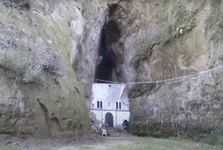 Η απόκοσμη Μονή Ασκητή μέσα στη σπηλιά και η άγνωστη ιστορία με τον μοναχό