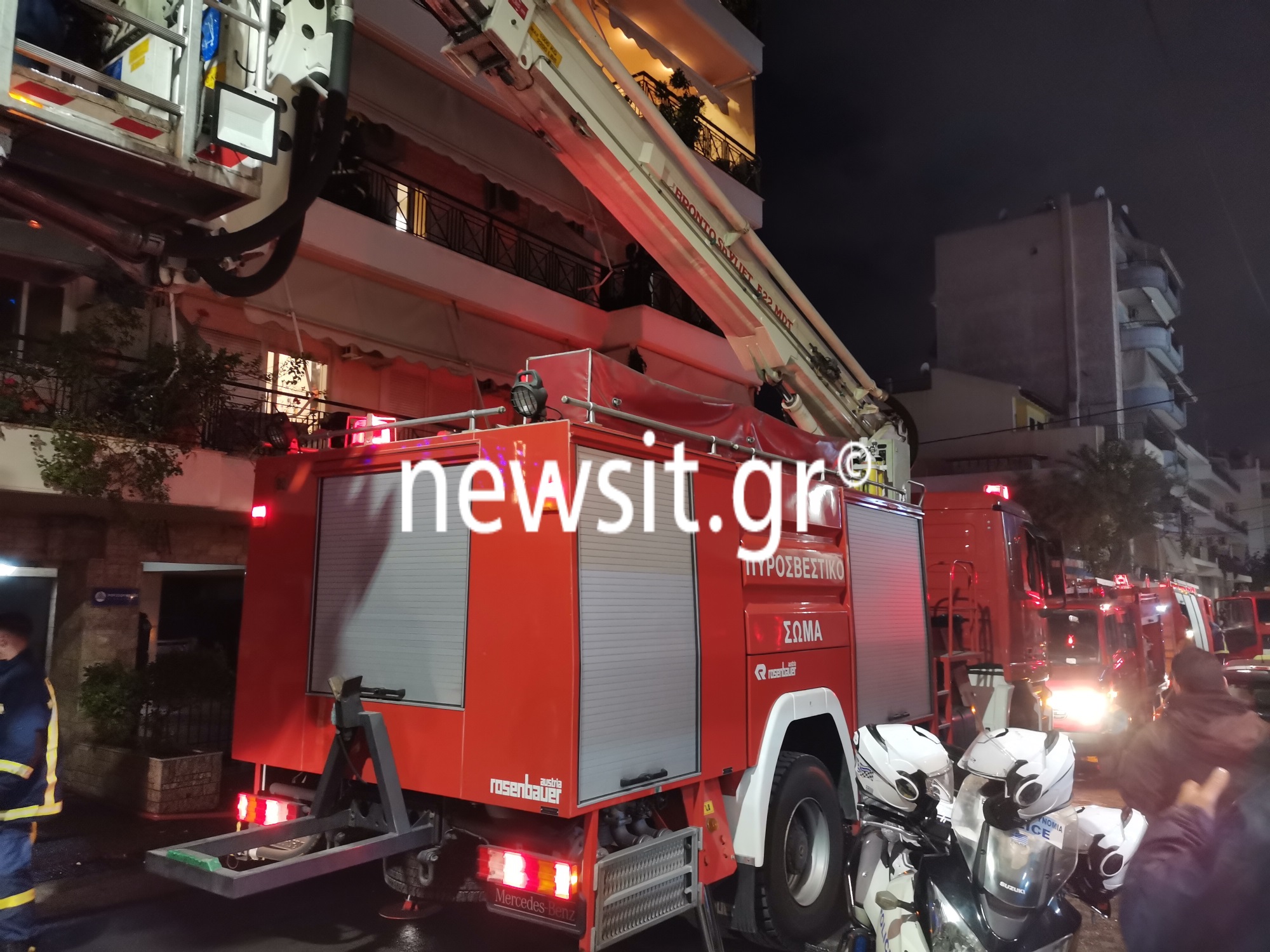 Πειραιάς: Υπό έλεγχο η φωτιά σε διαμέρισμα στα Ταμπούρια – «Σε δευτερόλεπτα βγήκαν οι άνθρωποι»