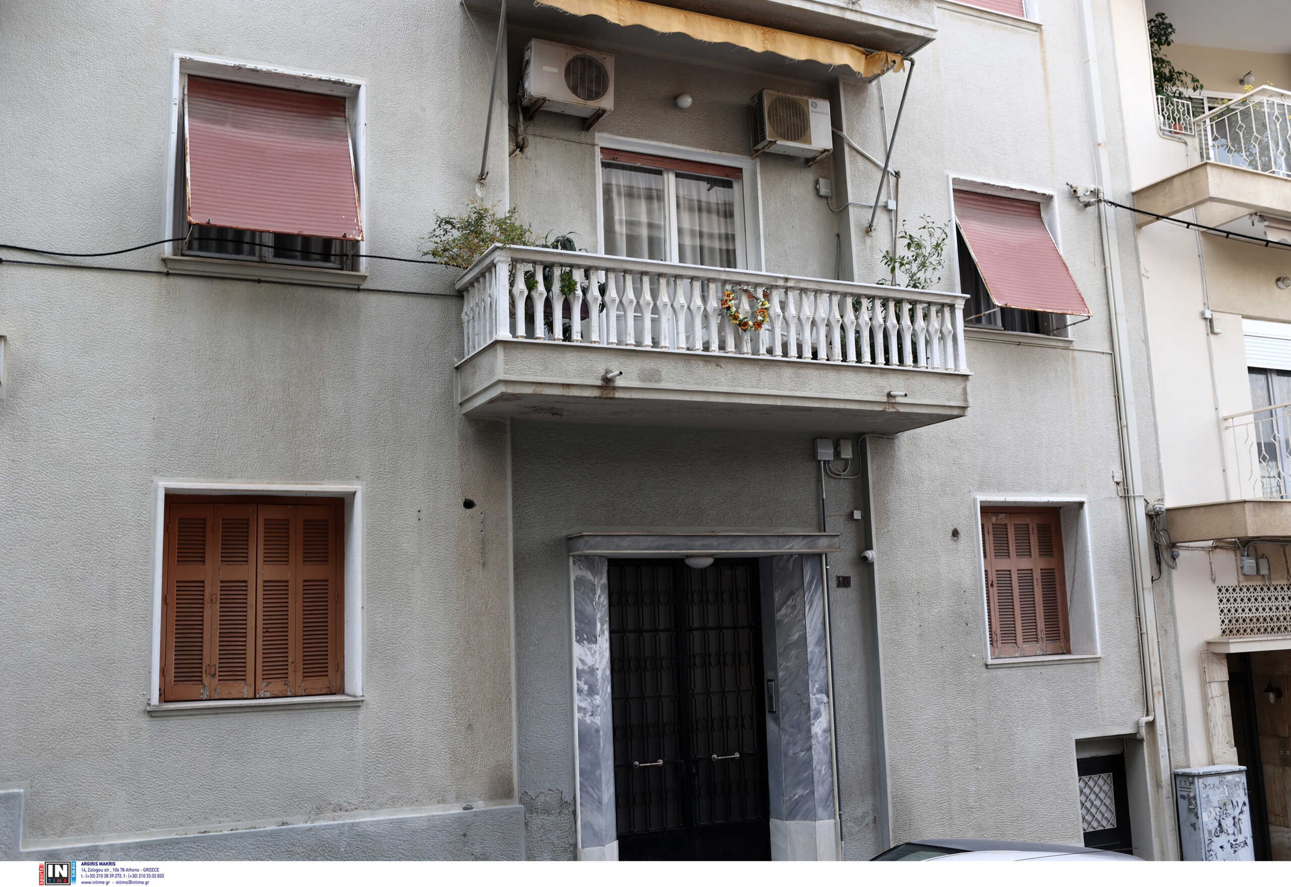 Γυναικοκτονία στον Πειραιά: «Πριν μια εβδομάδα είχαμε ακούσει τσακωμούς» λέει μια γειτόνισσα του ζευγαριού στο newsit.gr