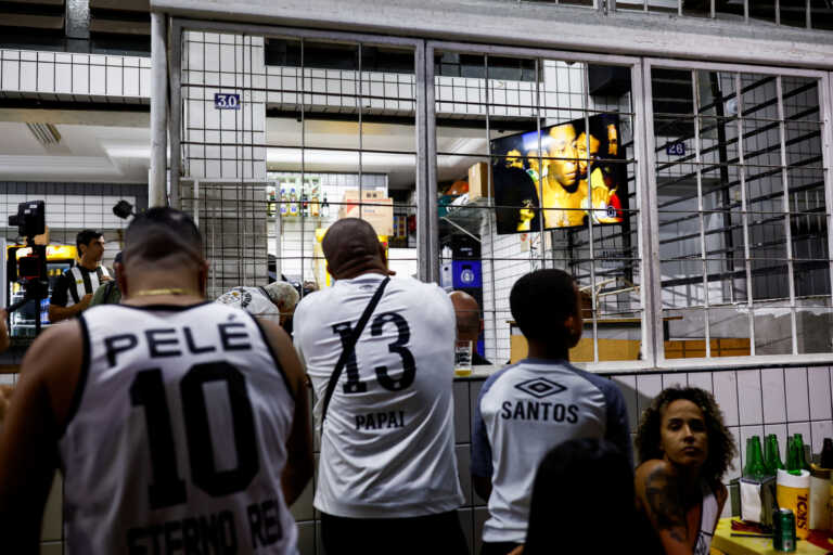Τη Δευτέρα το λαϊκό προσκύνημα της σορού του Πελέ στο γήπεδο της Σάντος - Τριήμερο πένθος στην Βραζιλία