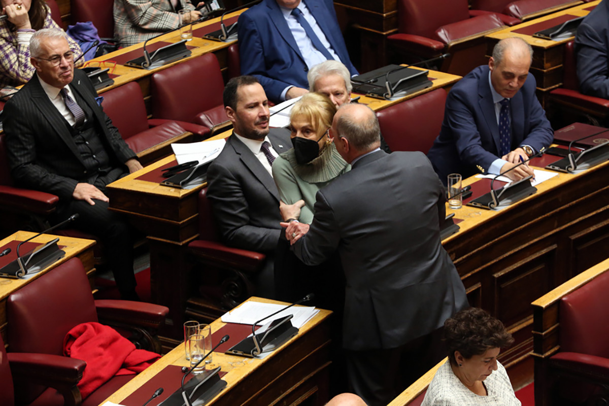 Ο υφυπουργός παρά τω πρωθυπουργώ και Κυβερνητικός εκπρόσωπος Γιάννης Οικονόμου συγκρατεί τη βουλευτή της ΝΔ Φωτεινή Πιπιλή η οποία σηκώθηκε κατευθυνόμενη προς τα έδρανα των βουλευτών του ΣΥΡΙΖΑ κατά τη δευτερολογία του πρωθυπουργού στην Ολομέλεια της Βουλής, στη μόνη συζήτηση και ψήφιση επί της αρχής των άρθρων και του συνόλου του σχεδίου νόμου του Υπουργείου Δικαιοσύνης: «Διαδικασία άρσης του απορρήτου των επικοινωνιών, κυβερνοασφάλεια και προστασία προσωπικών δεδομένων πολιτών», Πέμπτη 8 Δεκεμβρίου 2022.  ΑΠΕ-ΜΠΕ