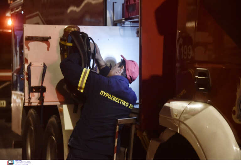 Υπό έλεγχο τέθηκε η φωτιά στο διαμέρισμα στη Νίκαια - Απεγκλωβίστηκε μια 58χρονη