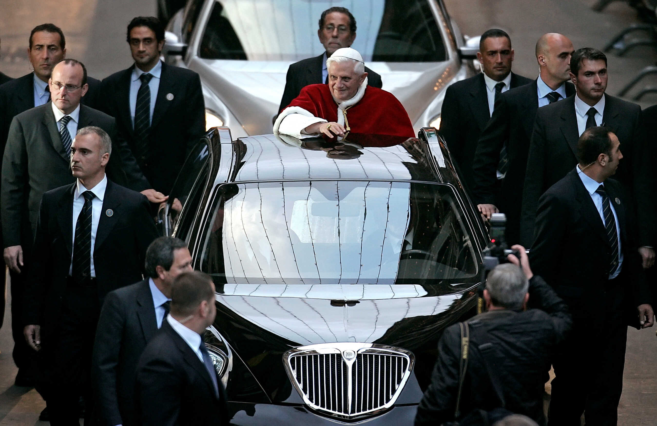 FILE PHOTO: Pope Benedict XVI arrives at Spanish Steps to preside a celebration over the feast of the Immaculate Conception in Rome December 8, 2005.  REUTERS