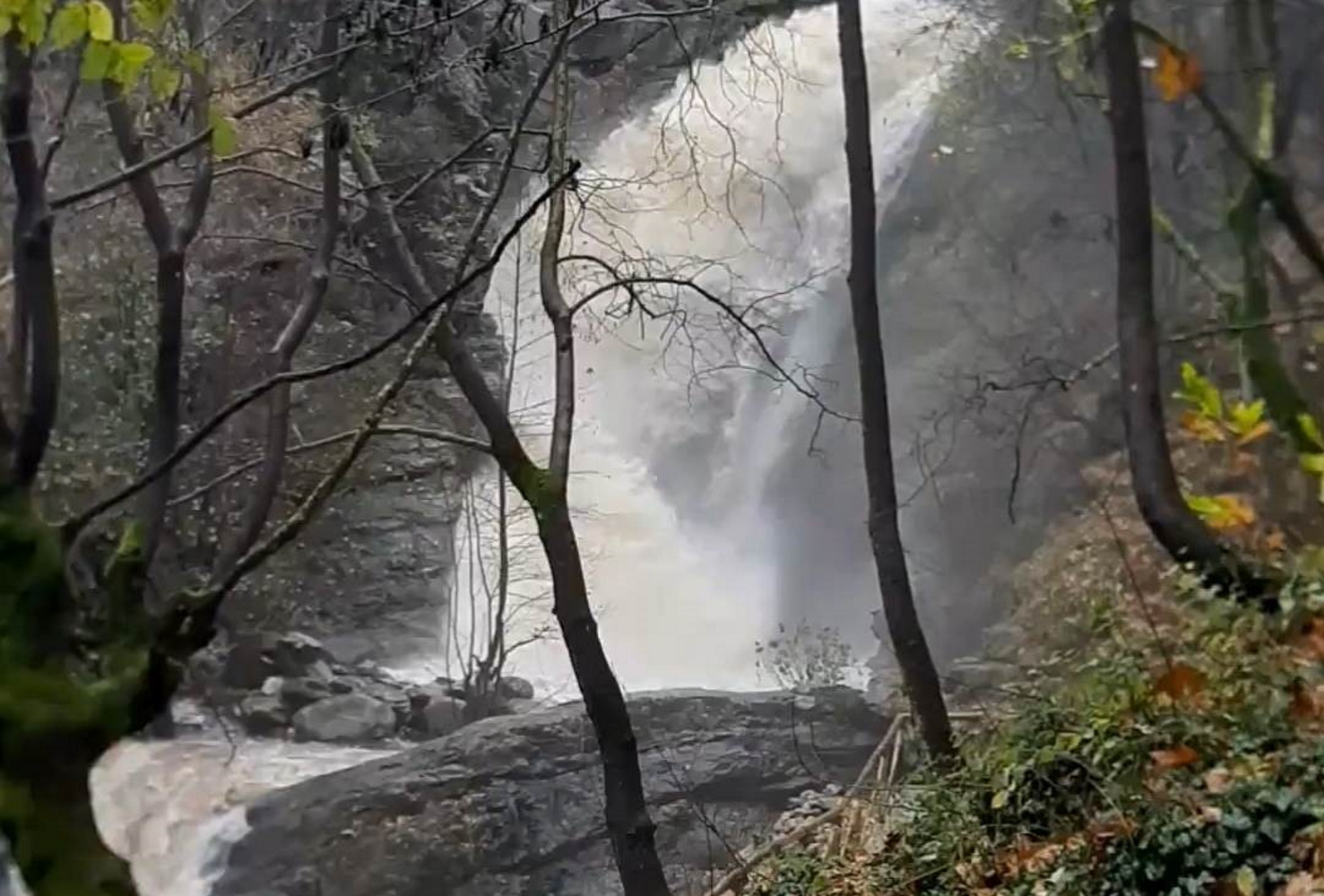 Κοζάνη – Κακοκαιρία ARIEL: «Φούσκωσε» το ποτάμι στο Σκεπασμένο Βελβεντού