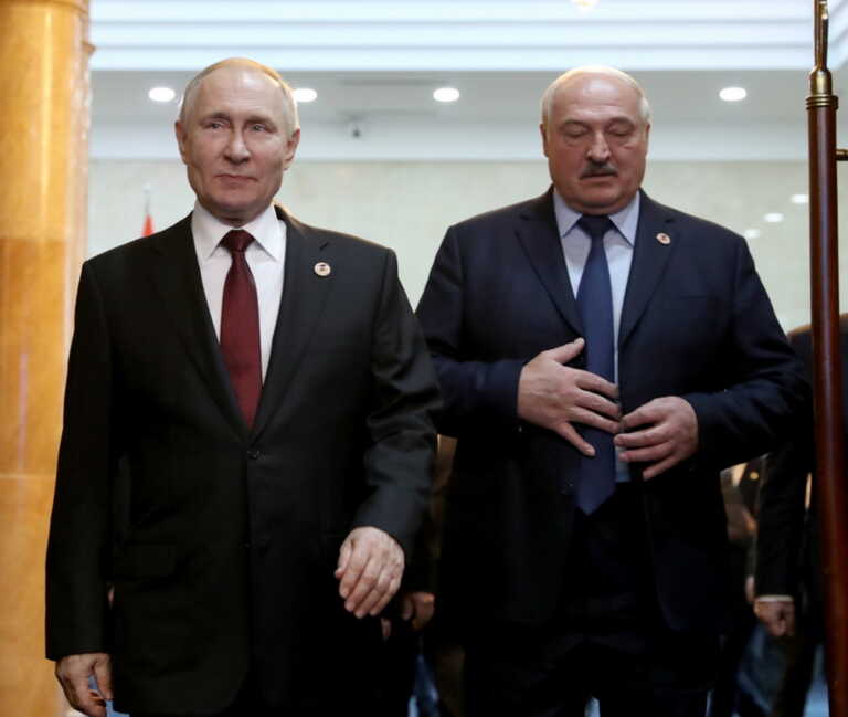 Guardian για πόλεμο στην Ουκρανία: «Φουντώνουν» οι φόβοι ότι ο Πούτιν θα σύρει τον Λουκασένκο στη μάχη
