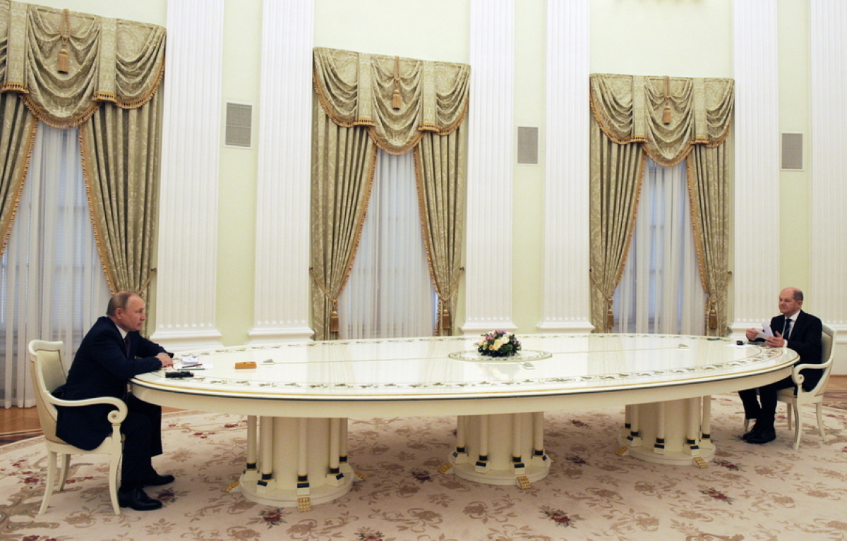 Όλαφ Σολτς: Η συνάντηση με Πούτιν, το μακρύ τραπέζι και η Ουκρανία
