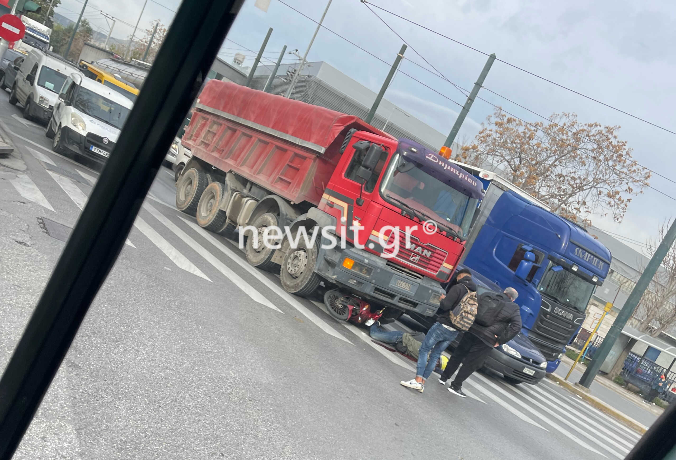 Τροχαίο στην Πέτρου Ράλλη – Φορτηγό συγκρούστηκε με μηχανή, κίνηση στο ρεύμα προς Αθήνα