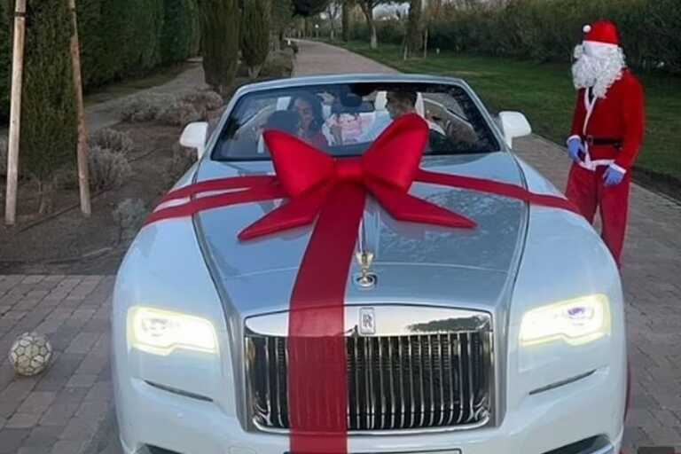 Η Χεορχίνα έκανε χριστουγεννιατικό δώρο στον Κριστιάνο Ρονάλντο μία Rolls Royce