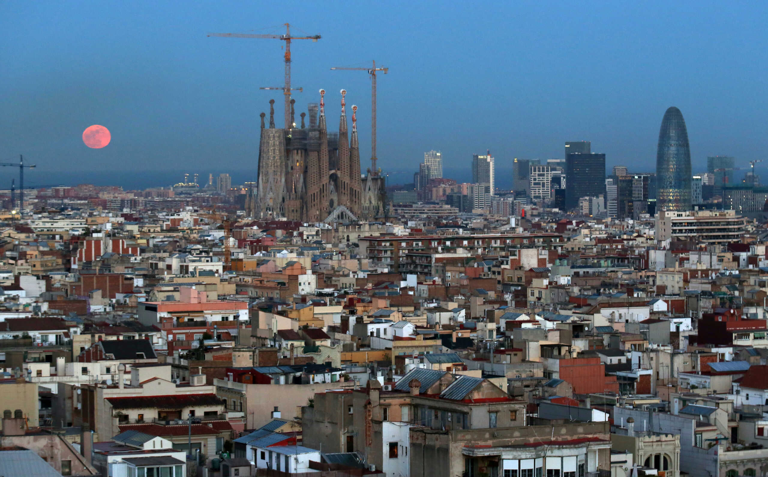 Ισπανία: Φωταγωγήθηκαν οι δύο νέοι πύργοι της Σαγράδα Φαμίλια στη Βαρκελώνη