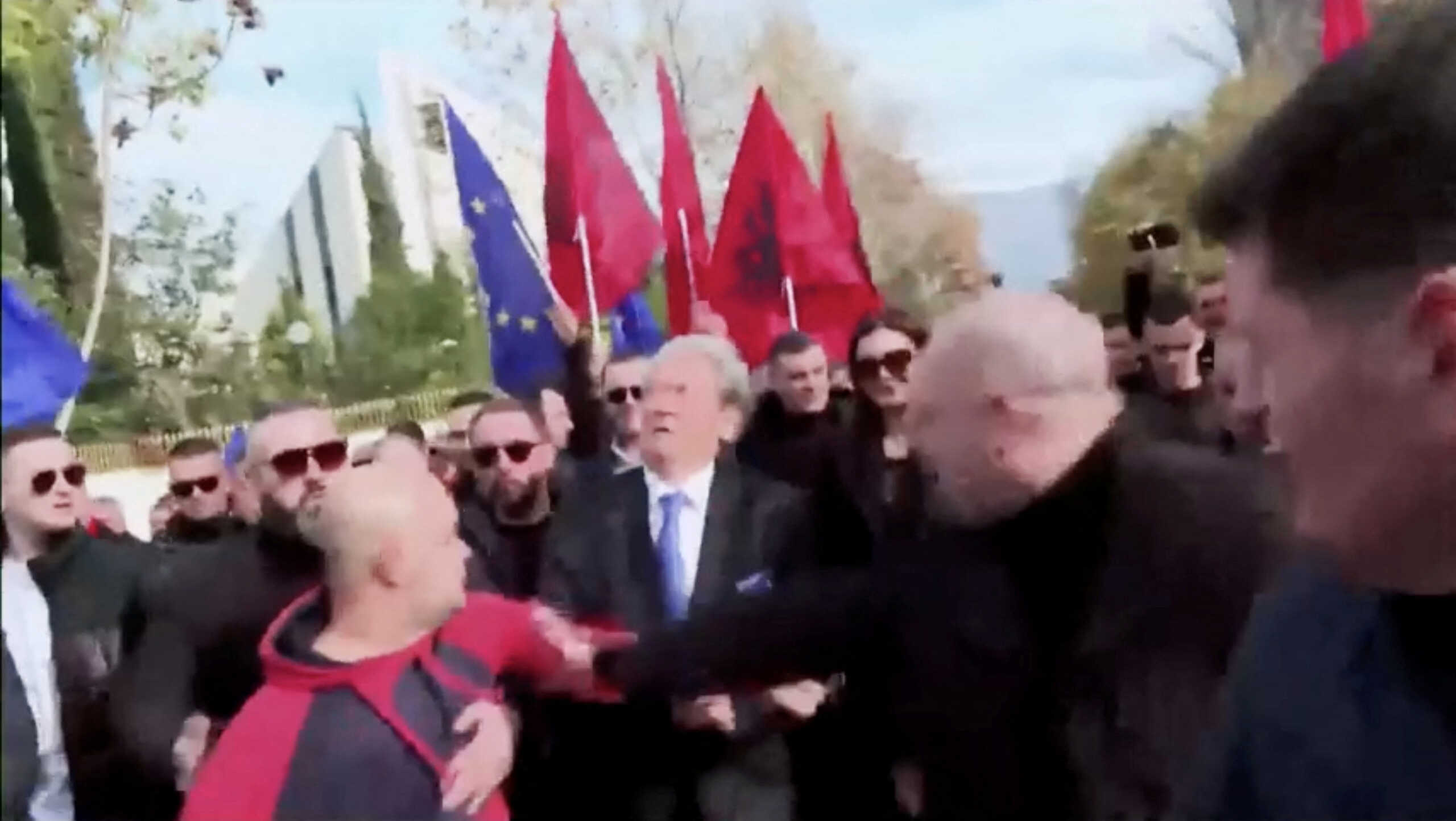 Αλβανία: Γρονθοκόπησαν το Σαλί Μπερίσα κατά τη διάρκεια διαδήλωσης