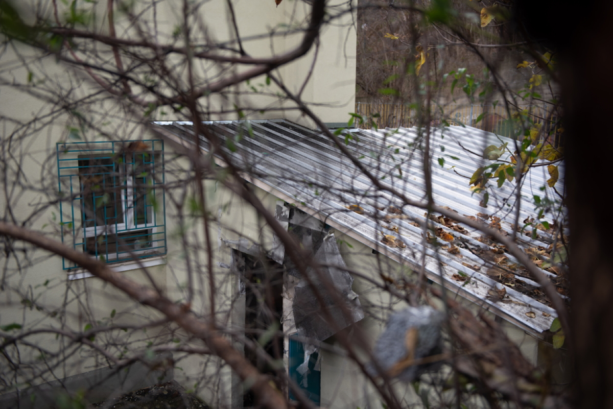 Το λεβητοστάσιο του 9ου δημοτικού σχολείου Σερρών σχολείου μετά την έκρηξη, τη Δευτέρα 5 Δεκεμβρίου 2022.  Χωρίς τις αισθήσεις του μεταφέρθηκε στο Γενικό Νοσοκομείο Σερρών ένας μαθητής της Στ' τάξης του 9ου δημοτικού σχολείου Σερρών όταν τραυματίστηκε από πόρτα μετά από έκρηξη που σημειώθηκε στο  λεβητοστάσιο του σχολείου. 'Αλλα δυο παιδιά από το ίδιο σχολείο μεταφέρθηκαν στο νοσοκομείο ελαφρά τραυματισμένα όπου τους παρασχέθηκαν οι πρώτες βοήθειες και βρίσκονται εκτός κινδύνου.  ΑΠΕ-ΜΠΕ