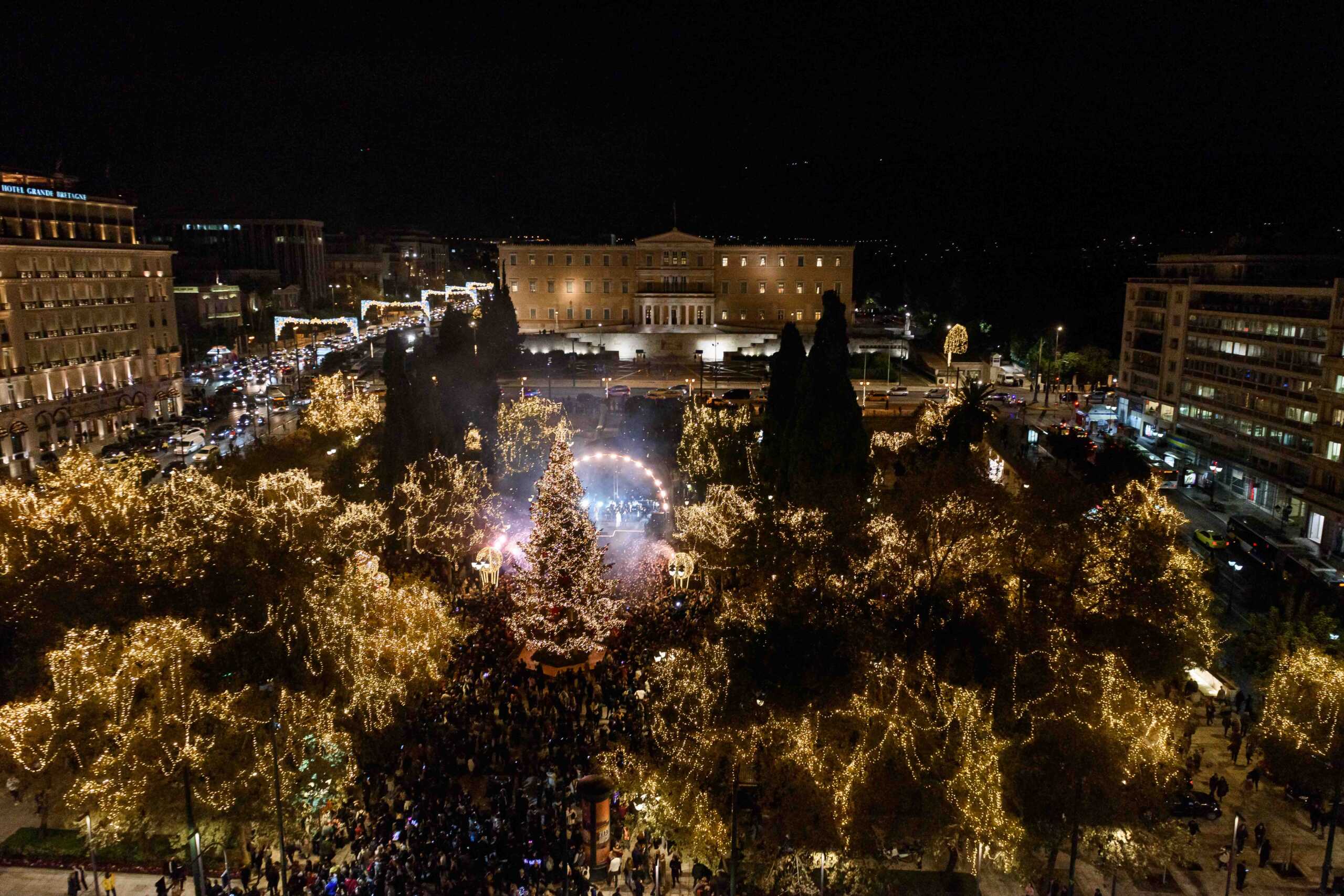 Χριστούγεννα 2022: Η Αθήνα άναψε το χριστουγεννιάτικο δέντρο της και έστειλε δυνατό μήνυμα ενότητας