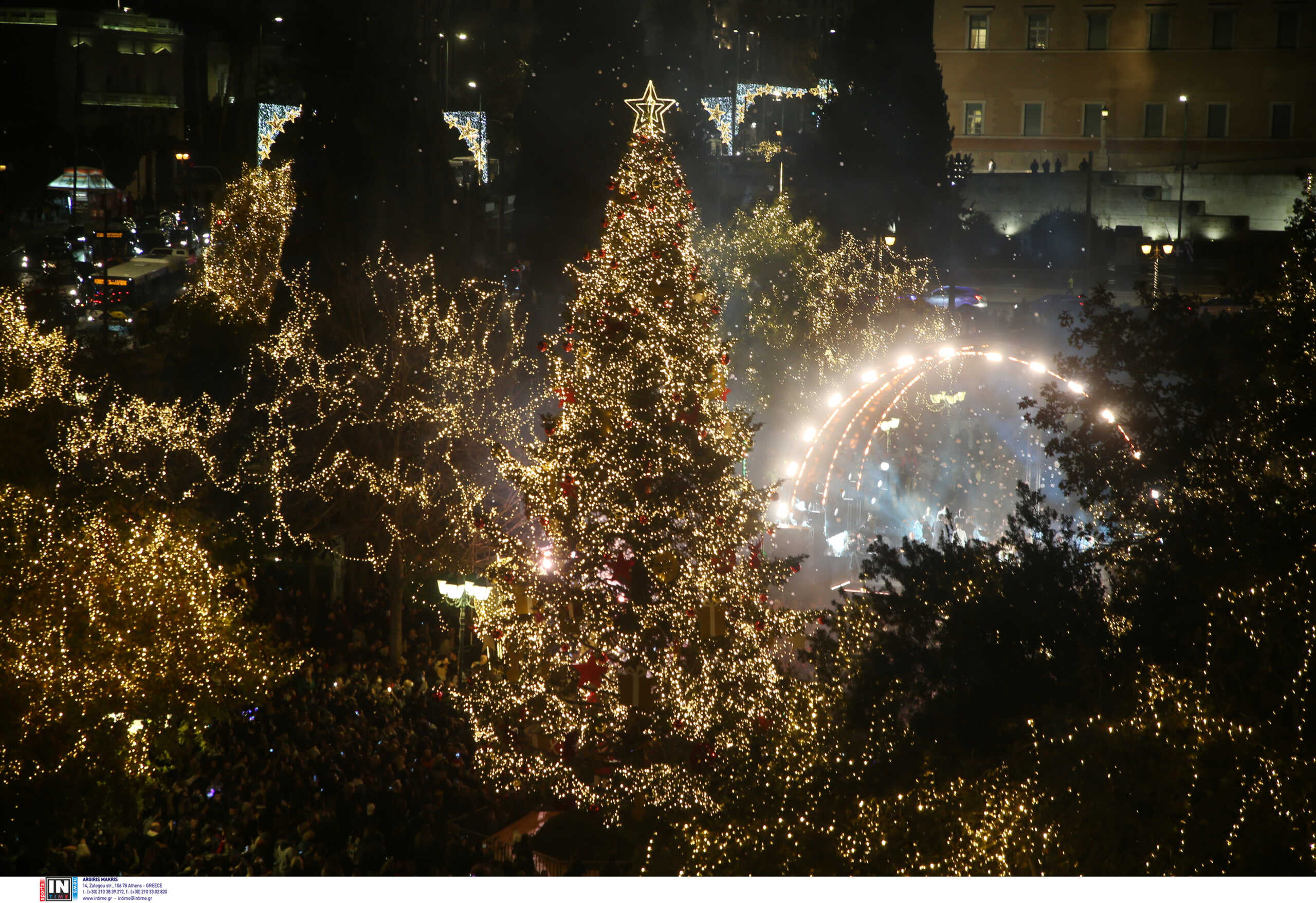 Χριστούγεννα 2022: Η Αθήνα ανάβει το χριστουγεννιάτικο δέντρο στο Σύνταγμα