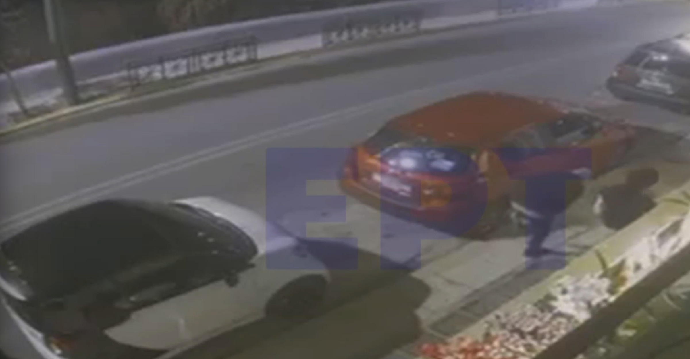 Πειραιάς: Συνελήφθη μέλος σπείρας που «ξάφριζε» αυτοκίνητα  – Βίντεο ντοκουμέντο από τη δράση τους