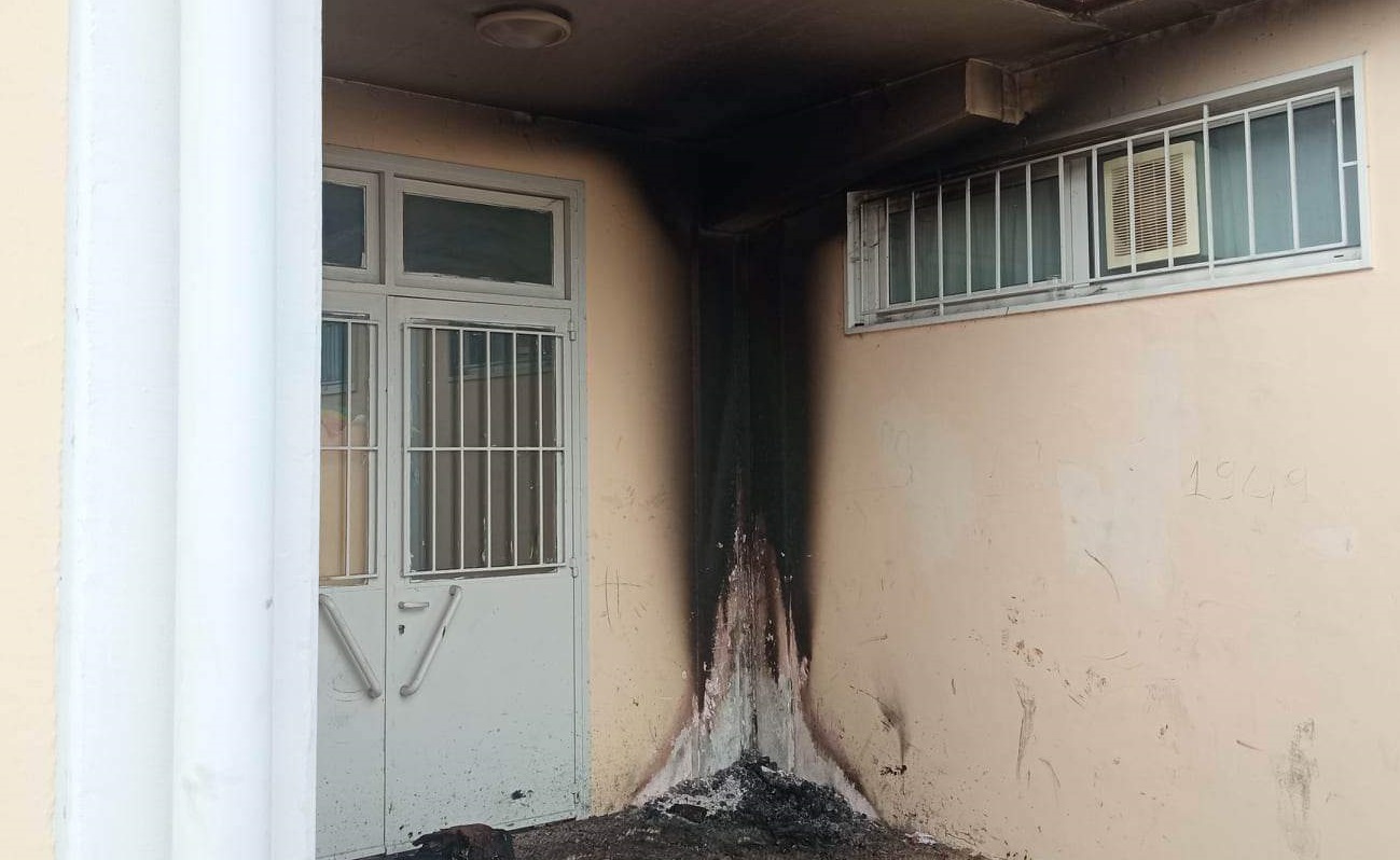 Θεσσαλονίκη: Βανδάλισαν και έβαλαν φωτιά σε νηπιαγωγείο στη Θέρμη