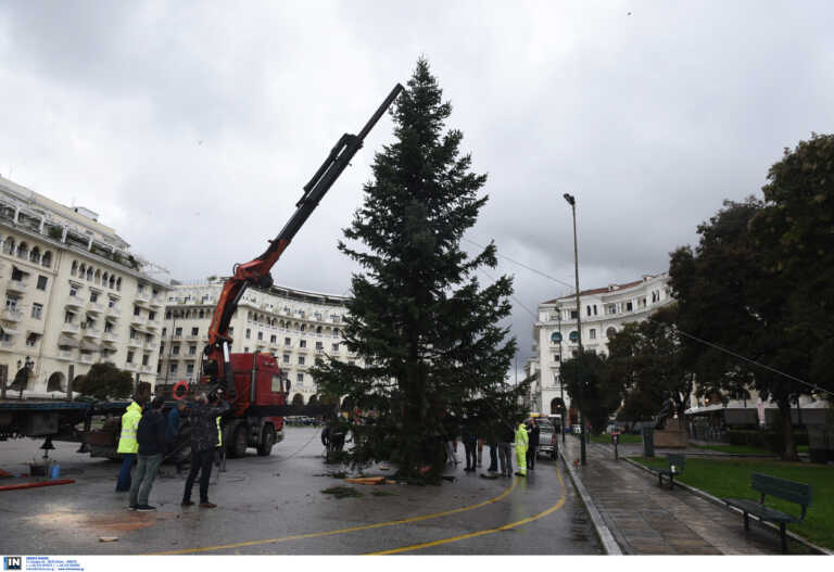 Θεσσαλονίκη: Στο «φουλ» οι ετοιμασίες για τη φωταγώγηση του χριστουγεννιάτικου δέντρου στην πλατεία Αριστοτέλους