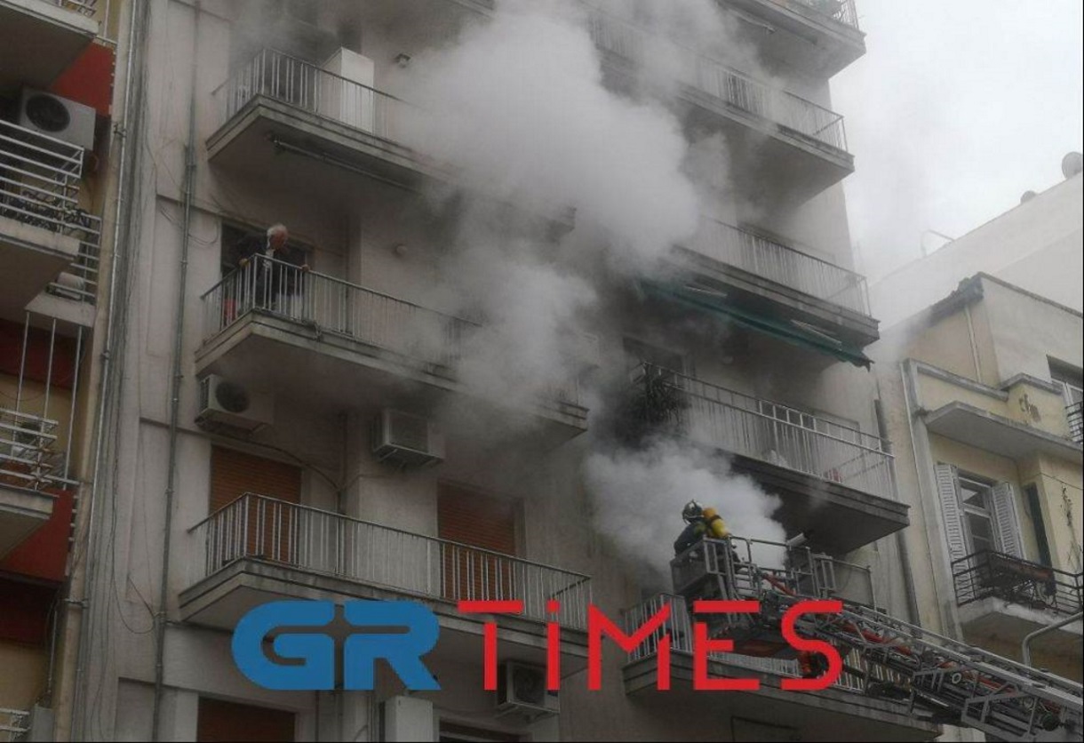 Θεσσαλονίκη: Φωτιά σε διαμέρισμα με εγκλωβισμένους στο κέντρο της πόλης